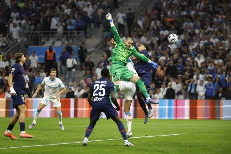 国米vs科莫首发：索默、泽林斯基先发，劳塔罗搭档图拉姆（国际米兰战科莫首发：索默、泽林斯基出战，劳塔罗联手图拉姆）