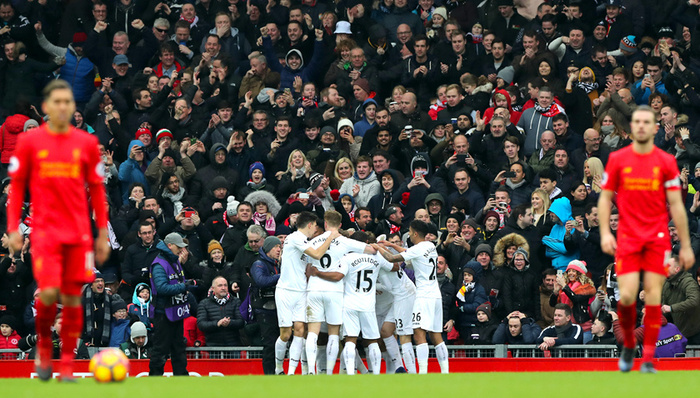 北雪平球迷向场内投掷烟花，瑞典超甲升级附加赛被迫中断（北雪平球迷向场内投掷烟花，瑞典超甲升级附加赛紧急中止）