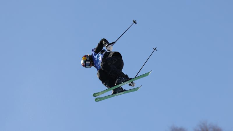 六台：阿隆索赛后没回更衣室，有些皇马球员认为谈判罚是借口（六台称：阿隆索赛后未回更衣室，部分皇马球员质疑“谈判罚”只是借口）