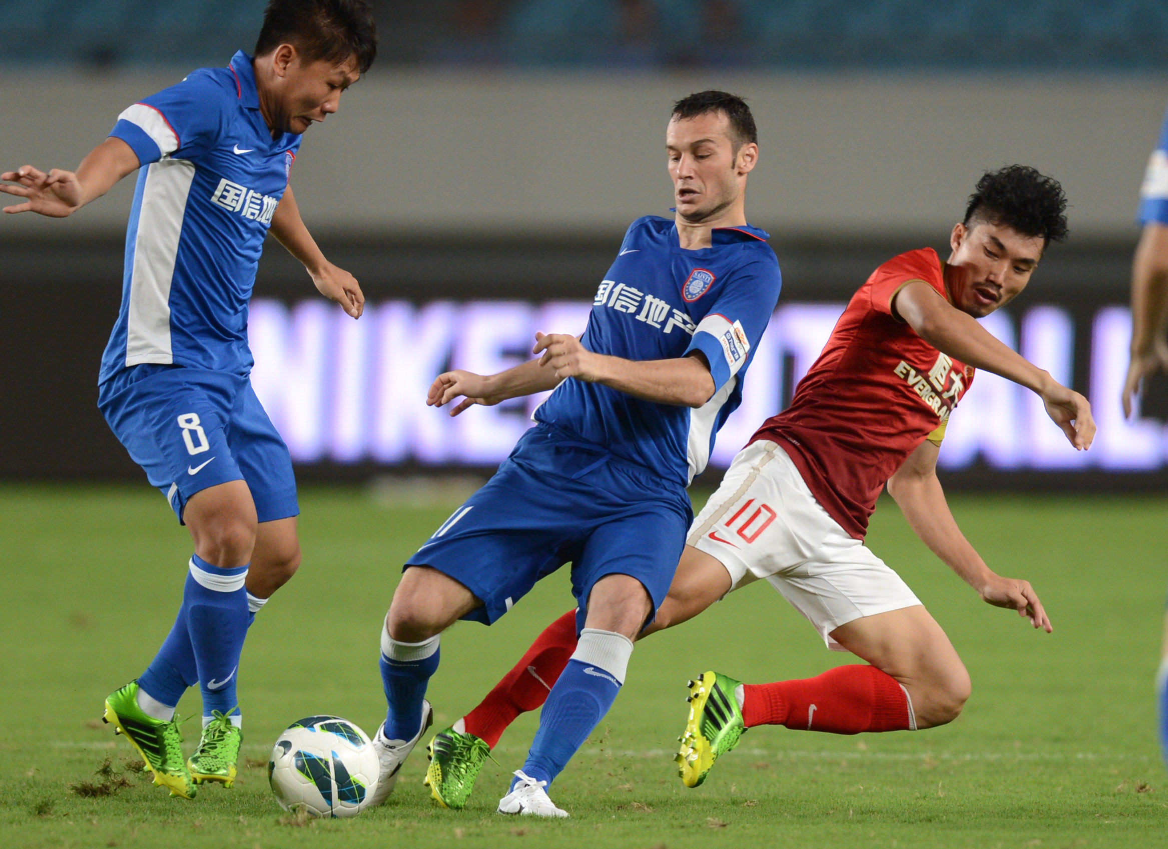 澳超战报：维尔格斯双响马塔助攻，墨尔本胜利2-1阿德莱德（澳超综述：维尔格斯梅开二度马塔送助攻，墨尔本胜利2-1力克阿德莱德）