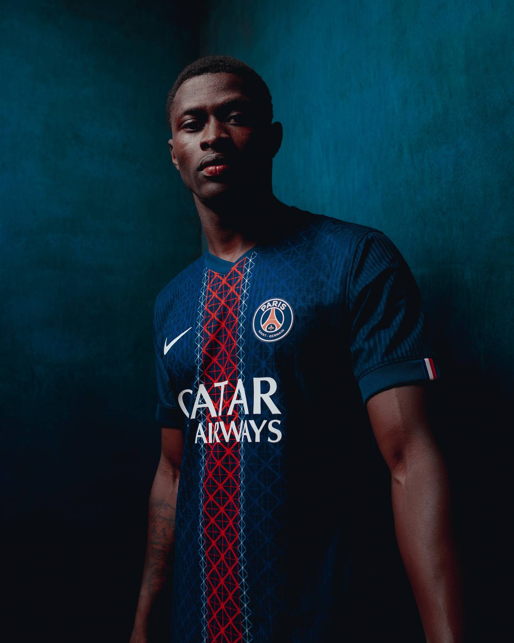 半场战报：尤文2-1卡利亚里，伊尔迪兹双响，弗拉霍维奇伤退（半场快讯：尤文暂2-1领先卡利亚里，伊尔迪兹梅开二度，弗拉霍维奇因伤离场）