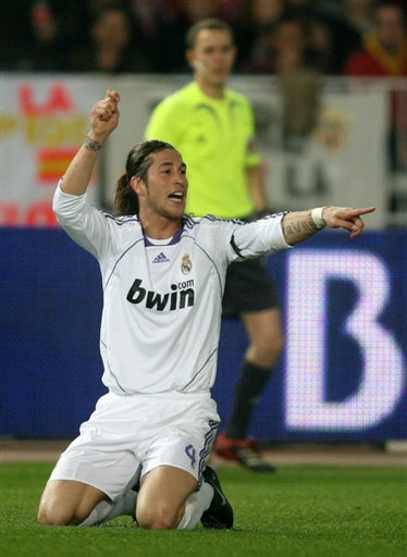 拜仁对阵圣保利全场3次射门中柱：卡尔2次、凯恩1次（拜仁战圣保利全场三度中柱：卡尔两次、凯恩一次）