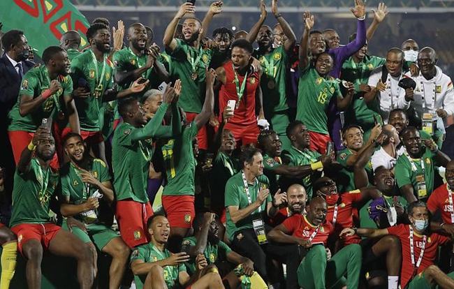 李玮锋：联赛中轴都是外援造成国足没人，这两年踢球孩子多了（李玮锋：外援占据联赛中轴致国足无人可用，近两年踢球的孩子增多）