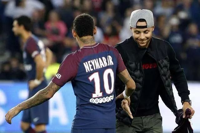 切尔西客战伯恩利冲击7连胜，历史数据呈碾压之势（切尔西客场对阵伯恩利冲击七连胜，历史交锋占据压倒性优势）